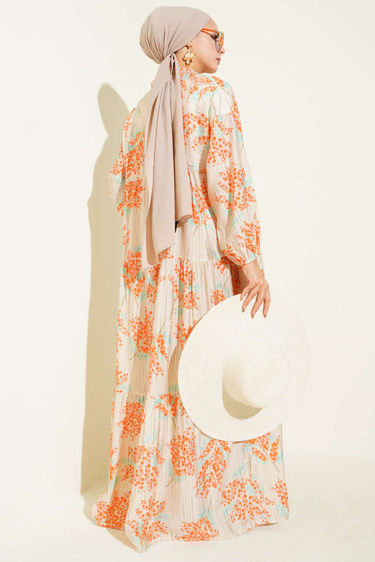 Orangefarbenes Kleid mit halber Knopfleiste und floralen Details