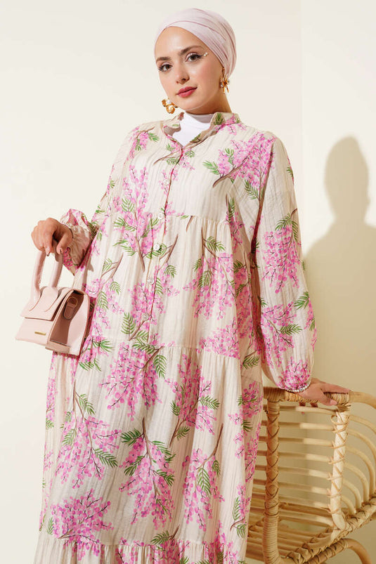 Rosa Kleid mit halber Knopfleiste und floralen Details