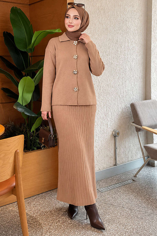 Conjunto De Falda De Punto Con Botones Dorados Y Estampado Floral En Latte