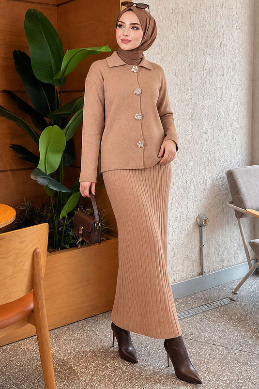 Conjunto De Falda De Punto Con Botones Dorados Y Estampado Floral En Latte