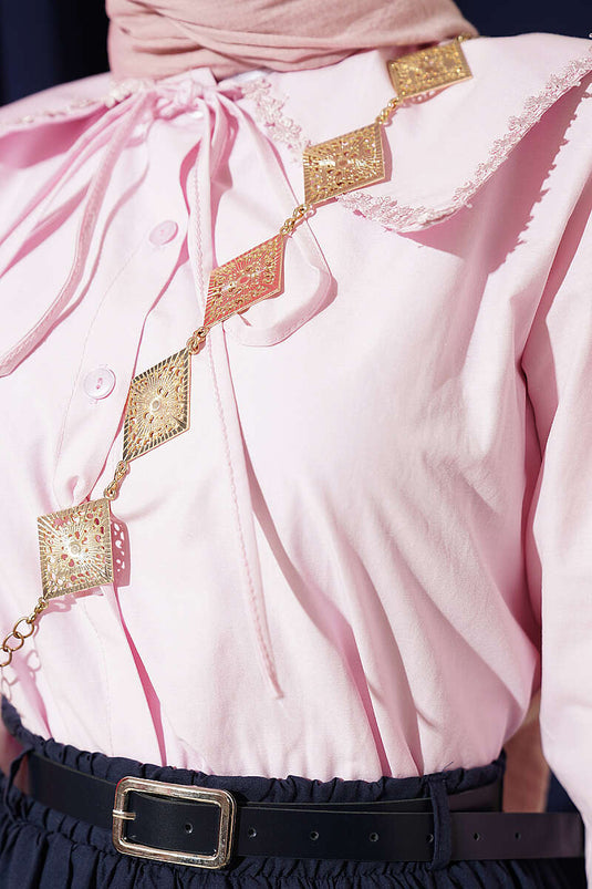 Camicia corta con colletto e grembiule in pizzo floreale rosa