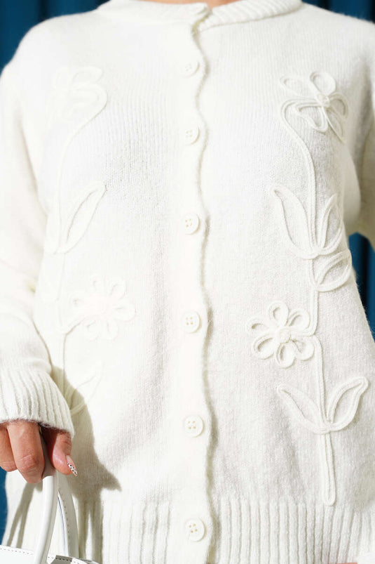 كارديجان قصير محبوك بتطريزات زهرية، لون بيج فاتح