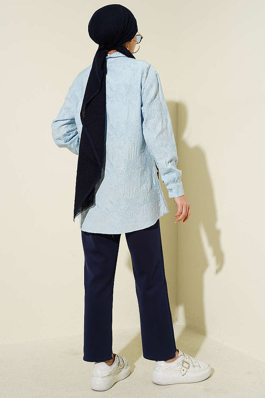 Basic-Hemd mit Blumenprägung in Babyblau