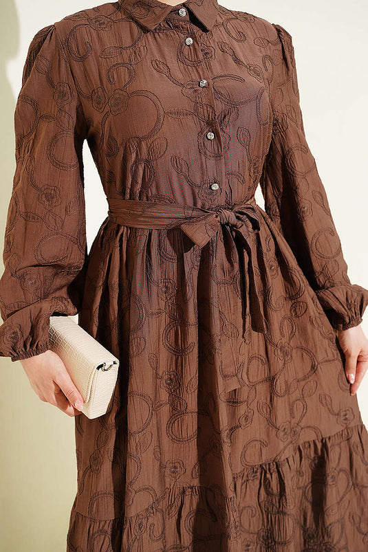 Robe à demi-boutons avec relief floral, couleur café