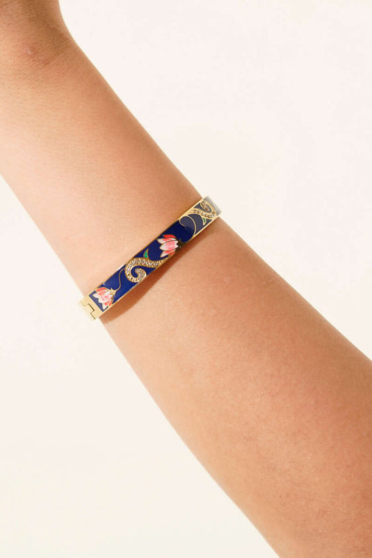 سوار معصم مزخرف بنقشة الأزهار باللون الأزرق