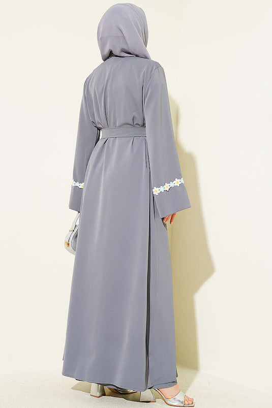 Çiçek Motifli Kuşaklı Abaya Gri