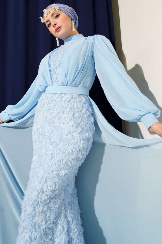 فستان سهرة من التول بنقوش زهرية، لون أزرق فاتح