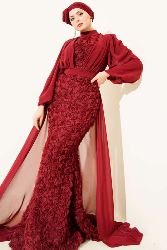 فستان سهرة بورغندي بنقشة زهور وعباءة من التول