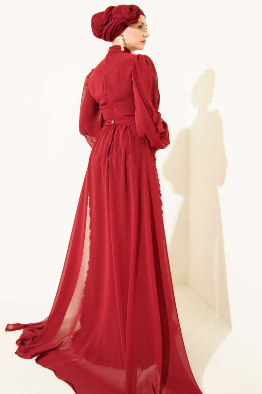 فستان سهرة بورغندي بنقشة زهور وعباءة من التول