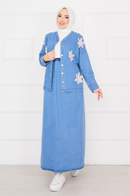 Veste brodée de fleurs, jupe en jean, hijab, costume bleu