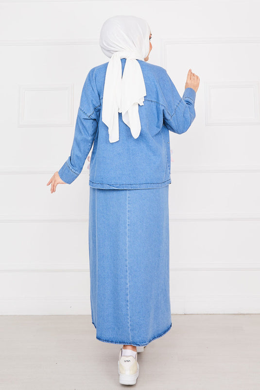 Veste brodée de fleurs, jupe en jean, hijab, costume bleu