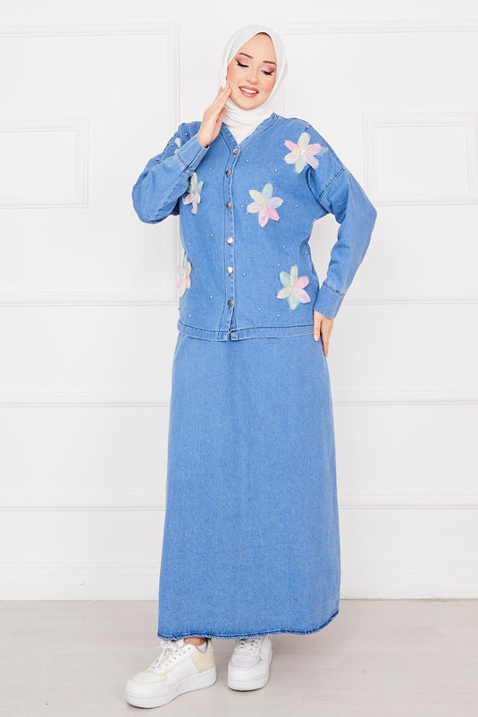 Veste brodée de fleurs, jupe en jean, hijab, costume bleu