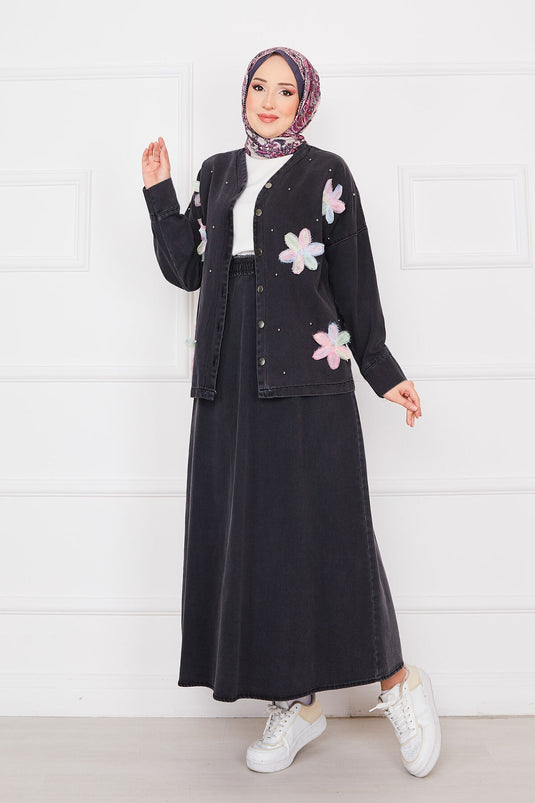 Veste brodée de fleurs, jupe en jean, hijab, costume noir