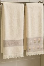 Lot de 2 serviettes de toilette en dentelle brodée à motifs floraux (assorties) 1