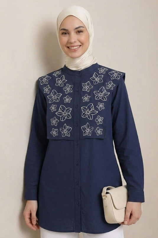 Chemise col officier brodée de fleurs bleu marine