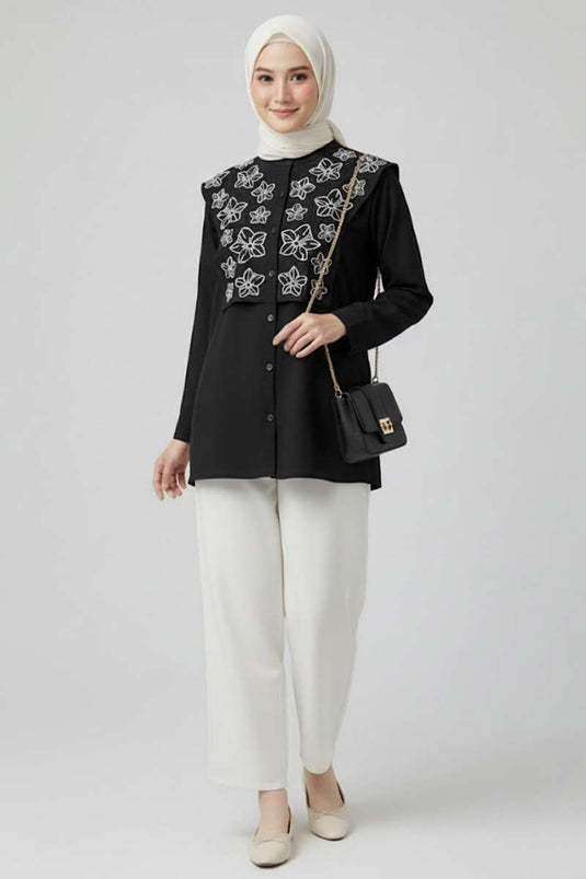 Schwarze Bluse mit Stehkragen und Blumenstickerei