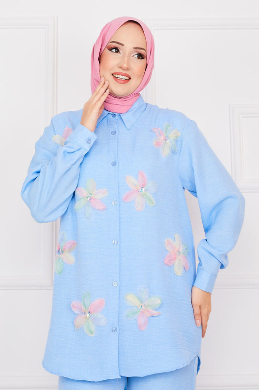 Traje de hiyab de lino con bordado floral azul