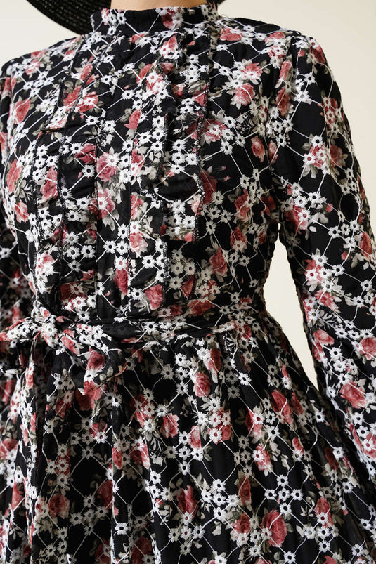 Robe en mousseline de soie brodée de fleurs avec ceinture noire