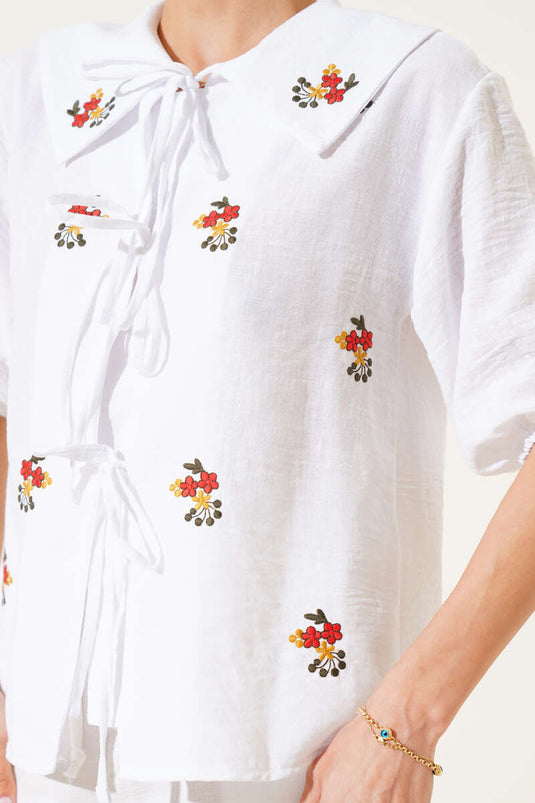 Çiçek Nakışlı Önü Bağcıklı Bluz Beyaz
