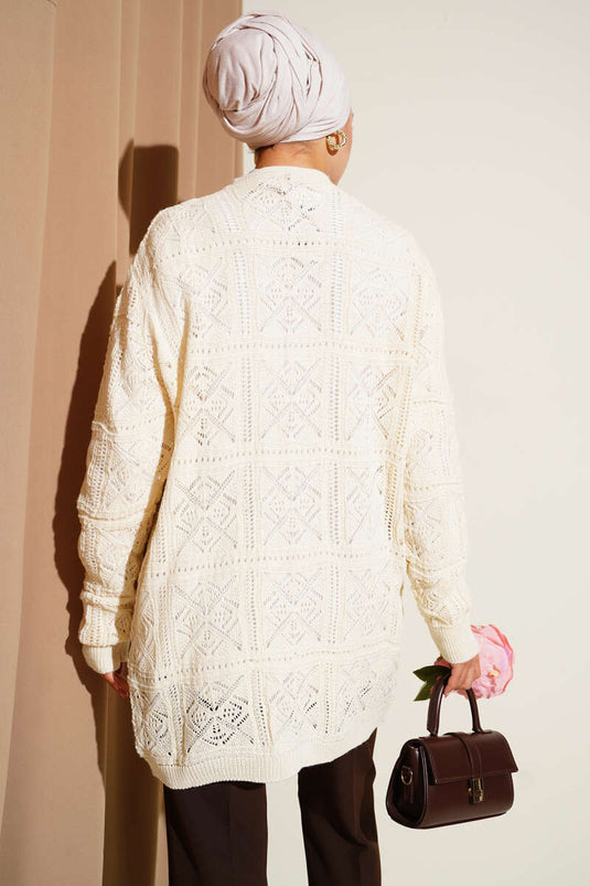 سترة محبوكة مزخرفة بتطريز الأزهار باللون البيج