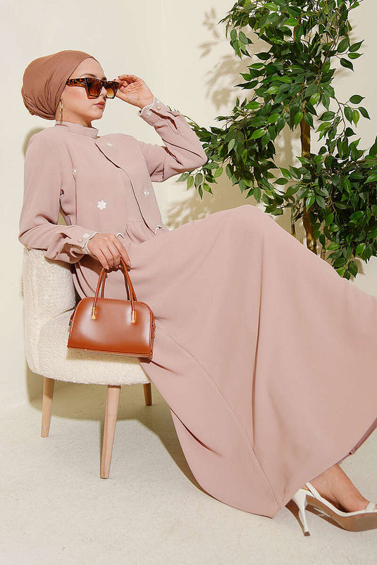Abito con mantella e ricamo floreale beige