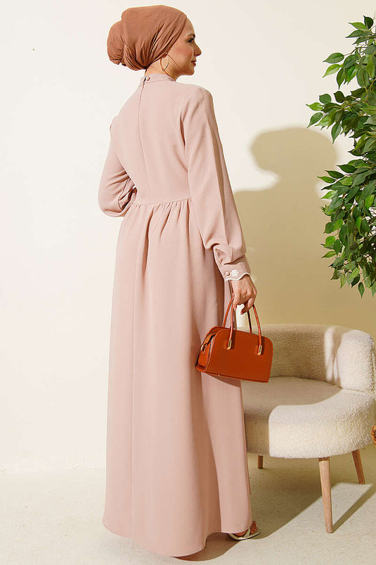 Abito con mantella e ricamo floreale beige