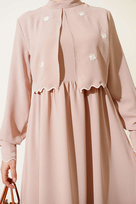 Abito con mantella e ricamo floreale beige
