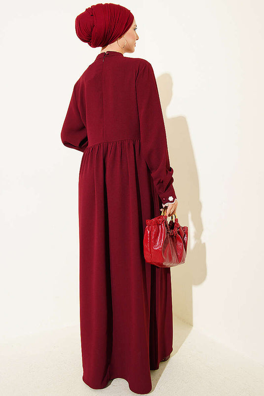Robe cape brodée de fleurs bordeaux