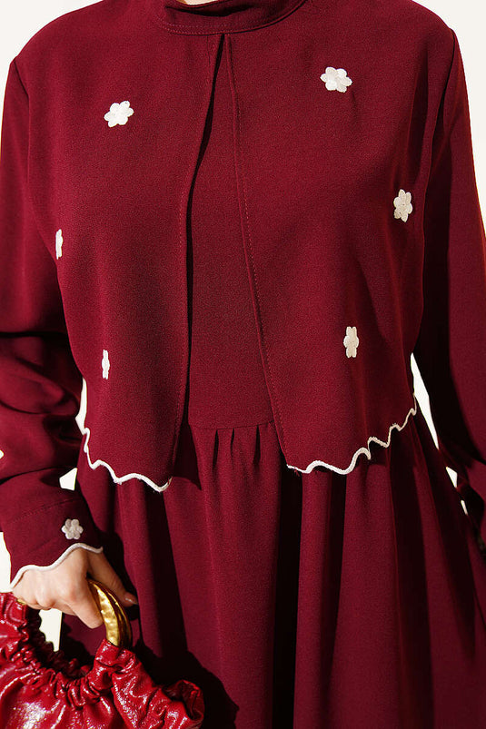 Robe cape brodée de fleurs bordeaux