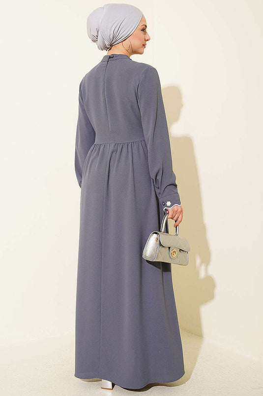 Robe grise avec cape et broderie florale