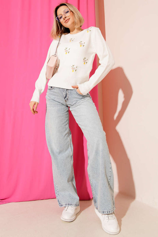 Maglione lavorato a maglia con ricami floreali, ecrù