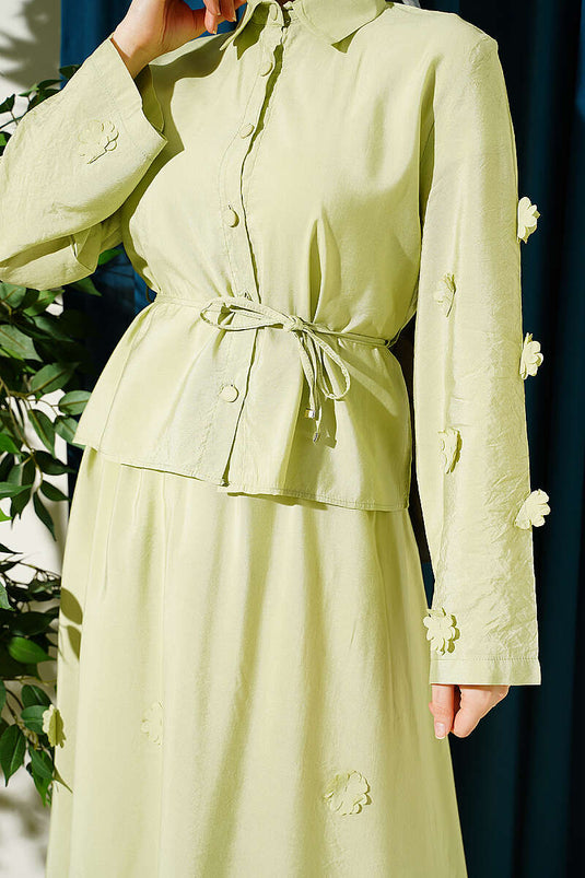 Ensemble deux pièces avec jupe ornée de fleurs, vert pistache