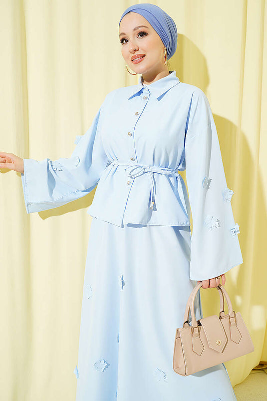 Ensemble deux pièces avec jupe à cordon et décoration florale bleu