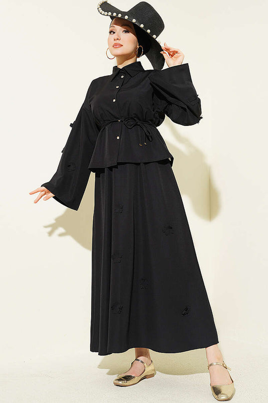 Ensemble deux pièces noir avec jupe à cordon et décoration florale