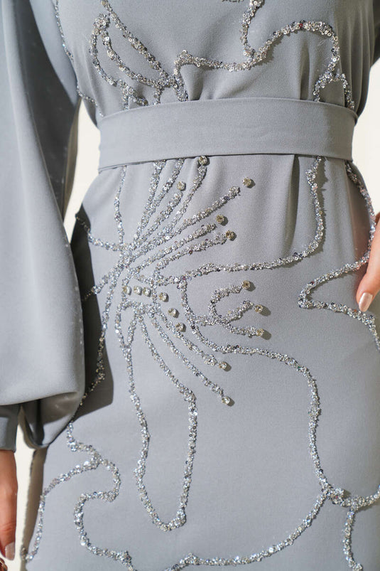 فستان سهرة رمادي مزين بالزهور والأحجار