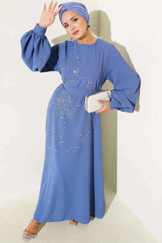 Indigo avondjurk met bloemen- en steenversiering