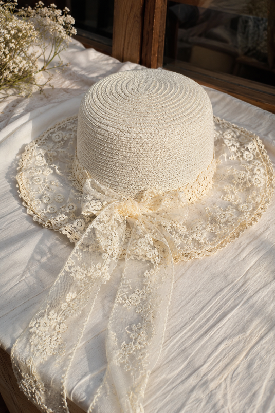 Chapeau en paille crème avec détail en tulle fleuri