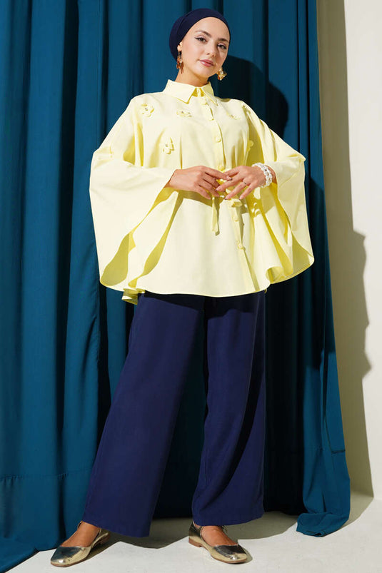 Poncho jaune à détails floraux