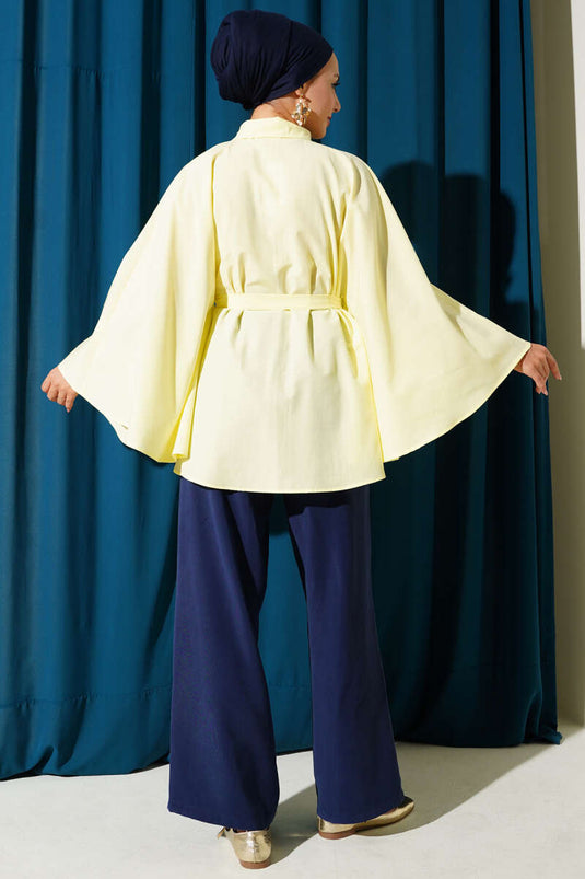 Poncho jaune à détails floraux