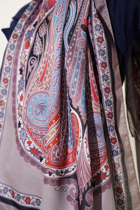 شال من فرو المنك بنقشة عرقية زهرية