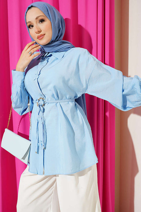 Chemise bleu bébé à ceinture cordelette avec boucle dorée fleurie
