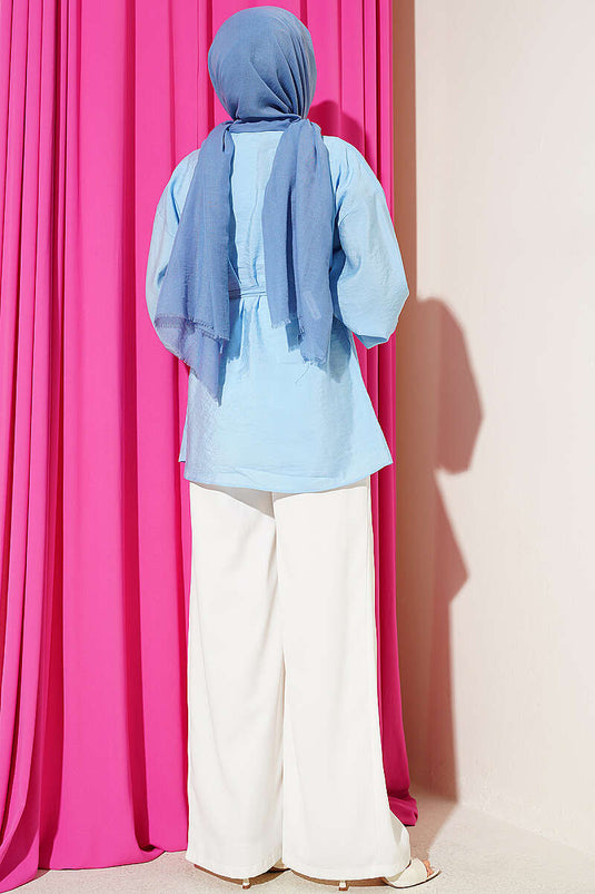 Chemise bleu bébé à ceinture cordelette avec boucle dorée fleurie