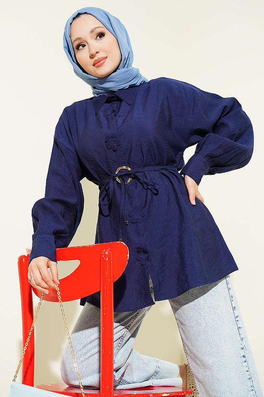 Chemise bleu marine à ceinture cordelette avec boucle dorée fleurie