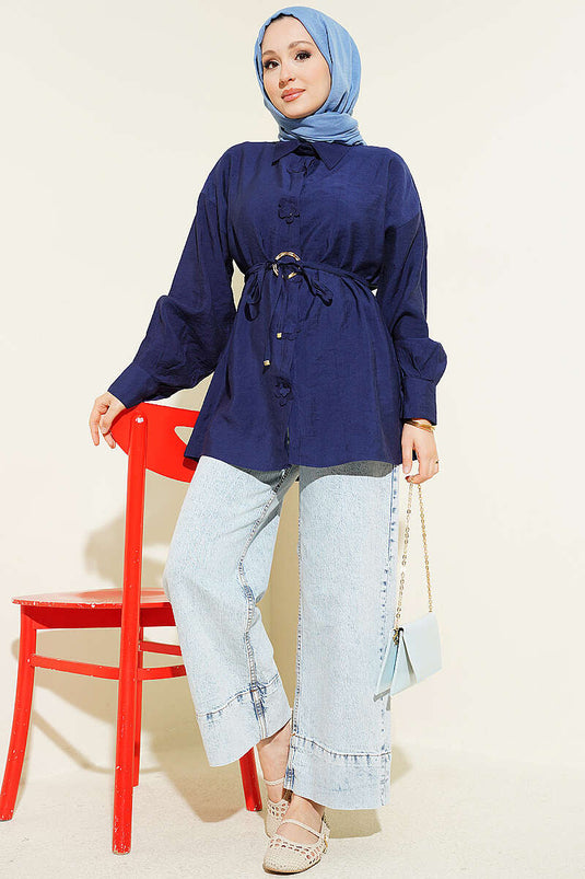 Chemise bleu marine à ceinture cordelette avec boucle dorée fleurie