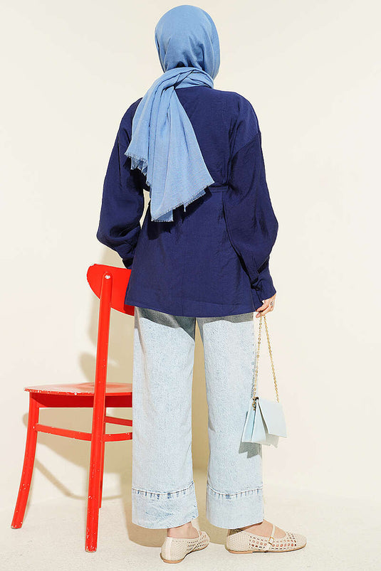 Chemise bleu marine à ceinture cordelette avec boucle dorée fleurie