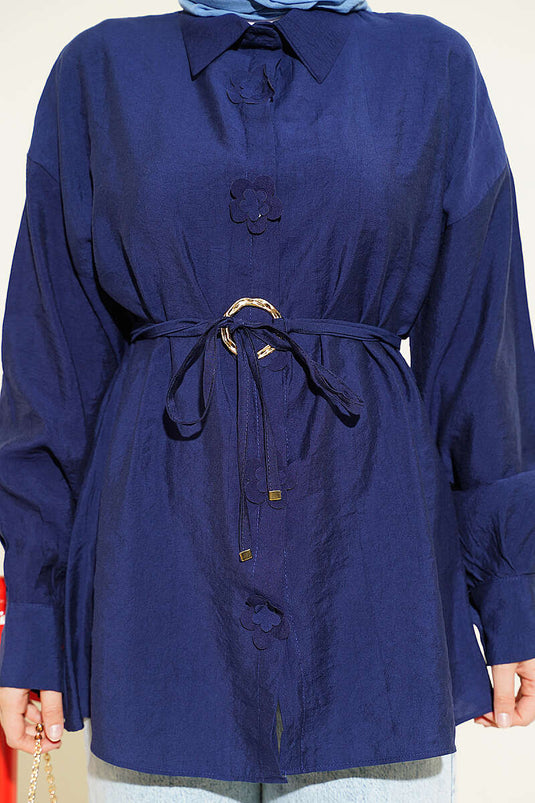 Chemise bleu marine à ceinture cordelette avec boucle dorée fleurie