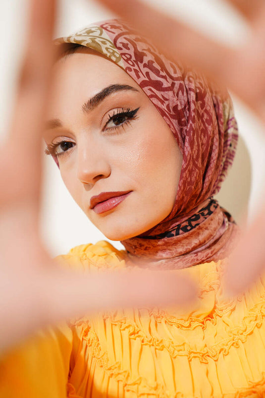 Écharpe magenta à motif floral mixte