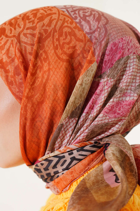 وشاح برتقالي بنقشة زهور مختلطة