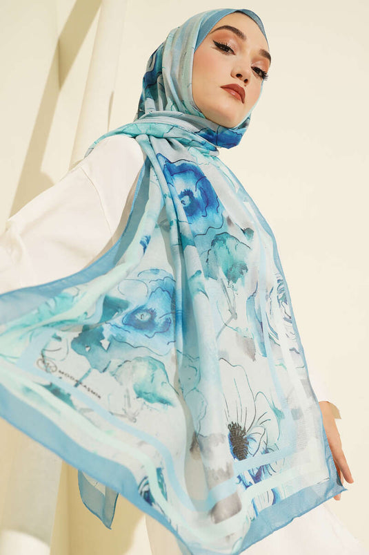 وشاح أزرق فاتح مزين بتفاصيل خطوط زهرية