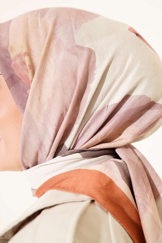 وشاح من الخيزران المخطط والمزهر، لون جملي